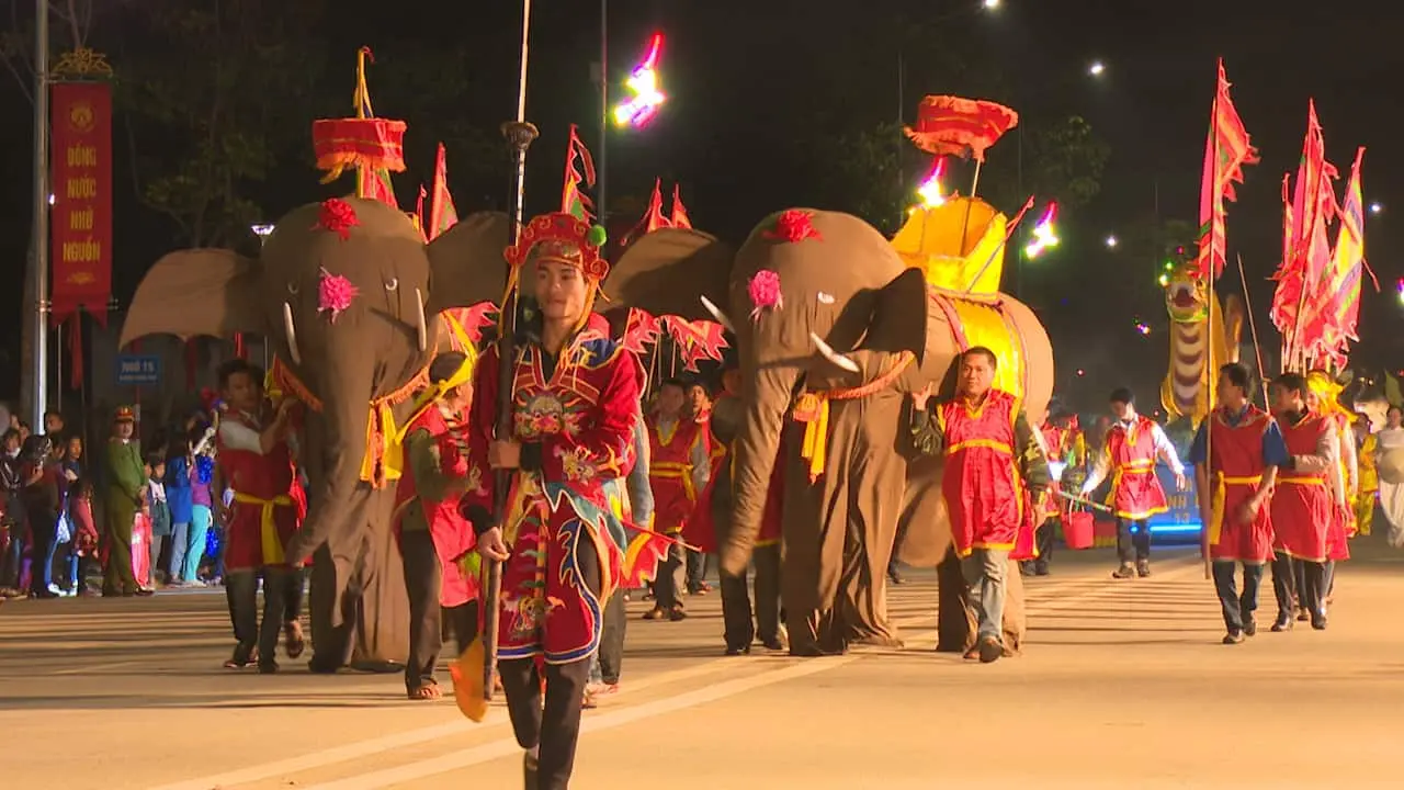 ngam-nhin-toan-canh-le-hoi-den-hung-dac-sac-o-nha-trang-12-1625645219