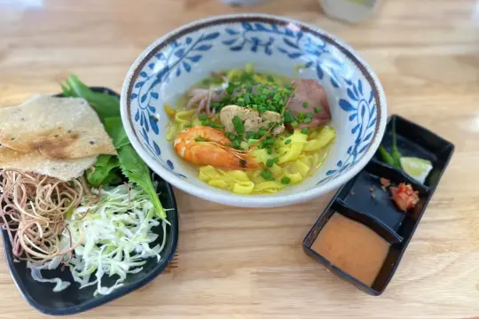 오징어 국수, 오징어 전골, 닭 에잎 전골, 게 국수 – 반자 식당