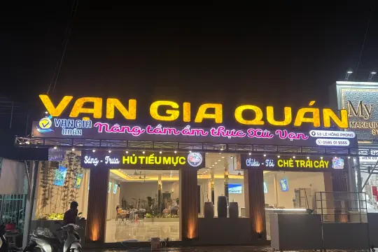 오징어 국수, 오징어 전골, 닭 에잎 전골, 게 국수 – 반자 식당