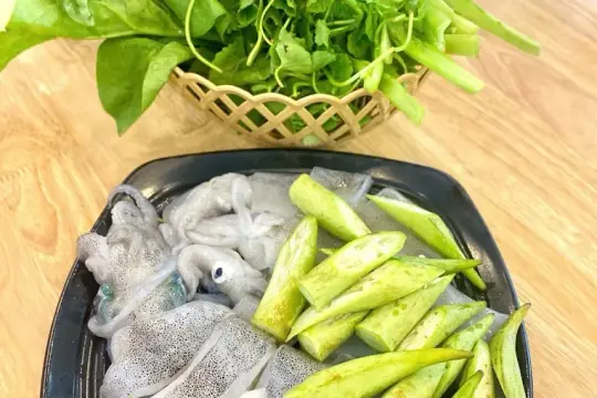 오징어 국수, 오징어 전골, 닭 에잎 전골, 게 국수 – 반자 식당