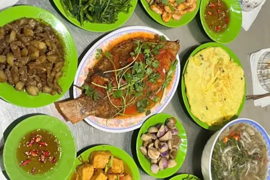 Quán cơm Cô Hương