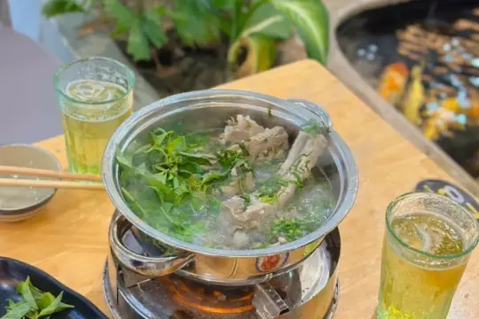 오징어 국수, 오징어 전골, 닭 에잎 전골, 게 국수 – 반자 식당