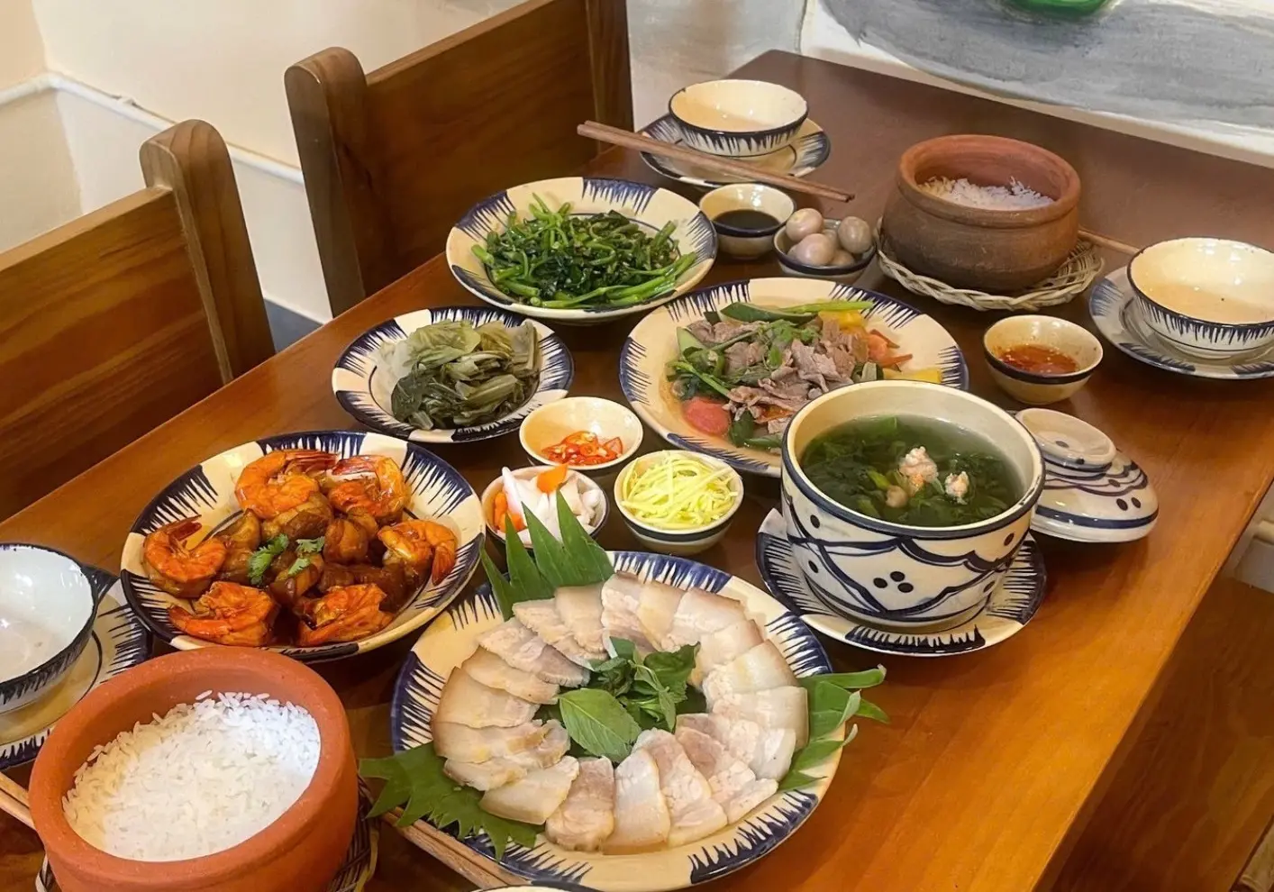Top 8 nhà hàng cơm chuẩn vị miền Bắc ngon, giá hợp lý tại Nha Trang