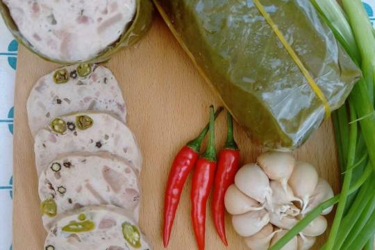 Dinh Y 넴짜 (발효 돼지고기 & 소시지)