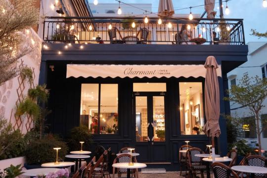 Charmant Café & Gallerie