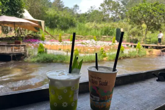 Tiệm cà phê Nhà Bên Suối