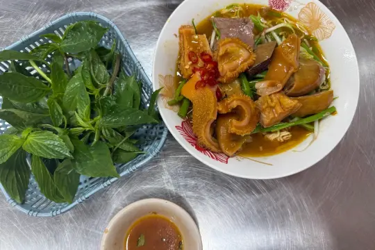 Phá lấu bò cô Hai Ngọc