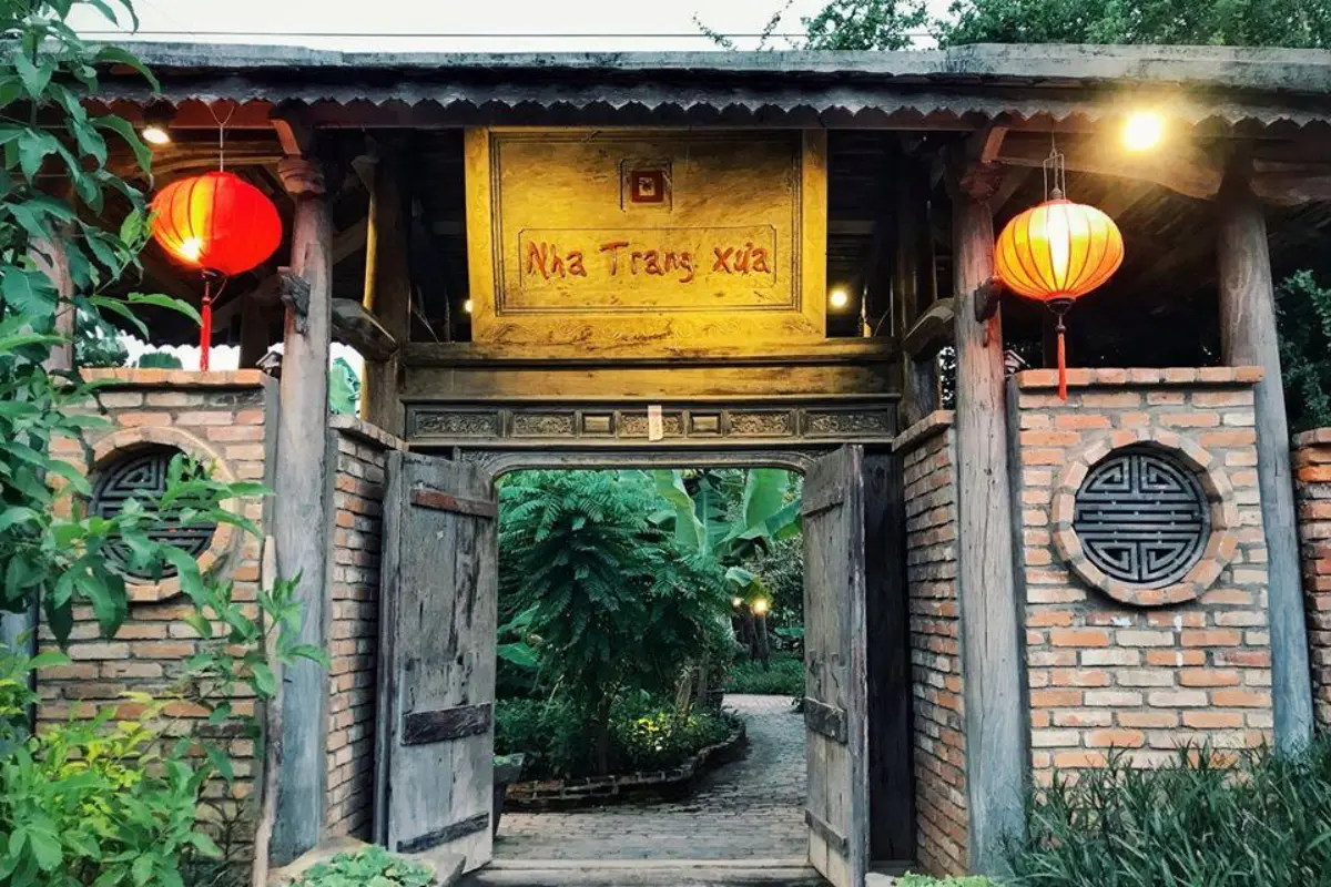 芽庄 Xua 餐厅——在海滨城市中心体验质朴的用餐氛围。