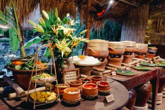 芽庄 Xua 餐厅——在海滨城市中心体验质朴的用餐氛围。