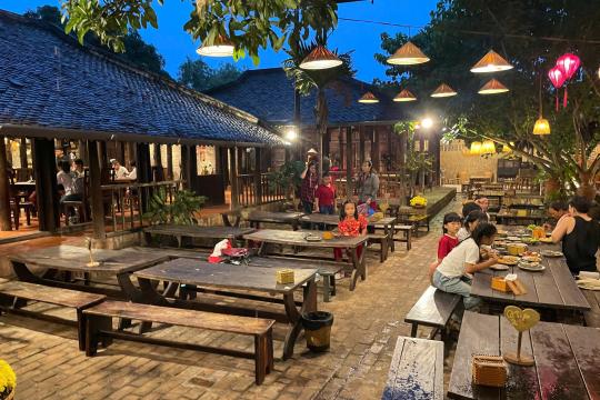 芽庄 Xua 餐厅——在海滨城市中心体验质朴的用餐氛围。