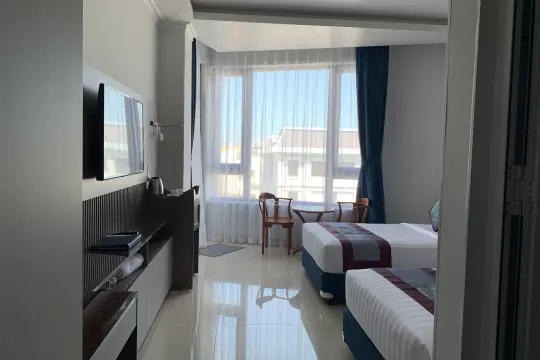 GREEN HOTEL