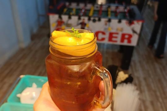 蜂蜜咖啡与儿童游乐区