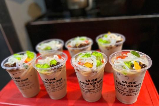 蜂蜜咖啡与儿童游乐区