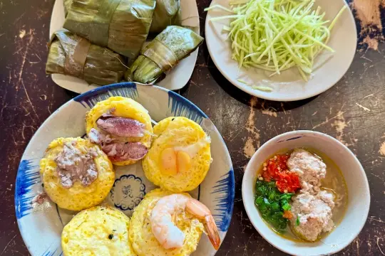 Tiệm Bánh Căn Tháng Năm