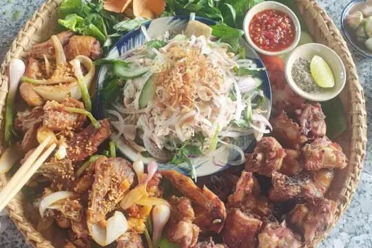 LẨU GÀ TA LÁ É - BẢO NGỌC ẨM THỰC QUÁN
