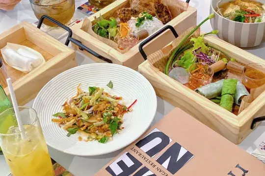 RICE ON RICE - 사랑스러운 작은 비건 식당